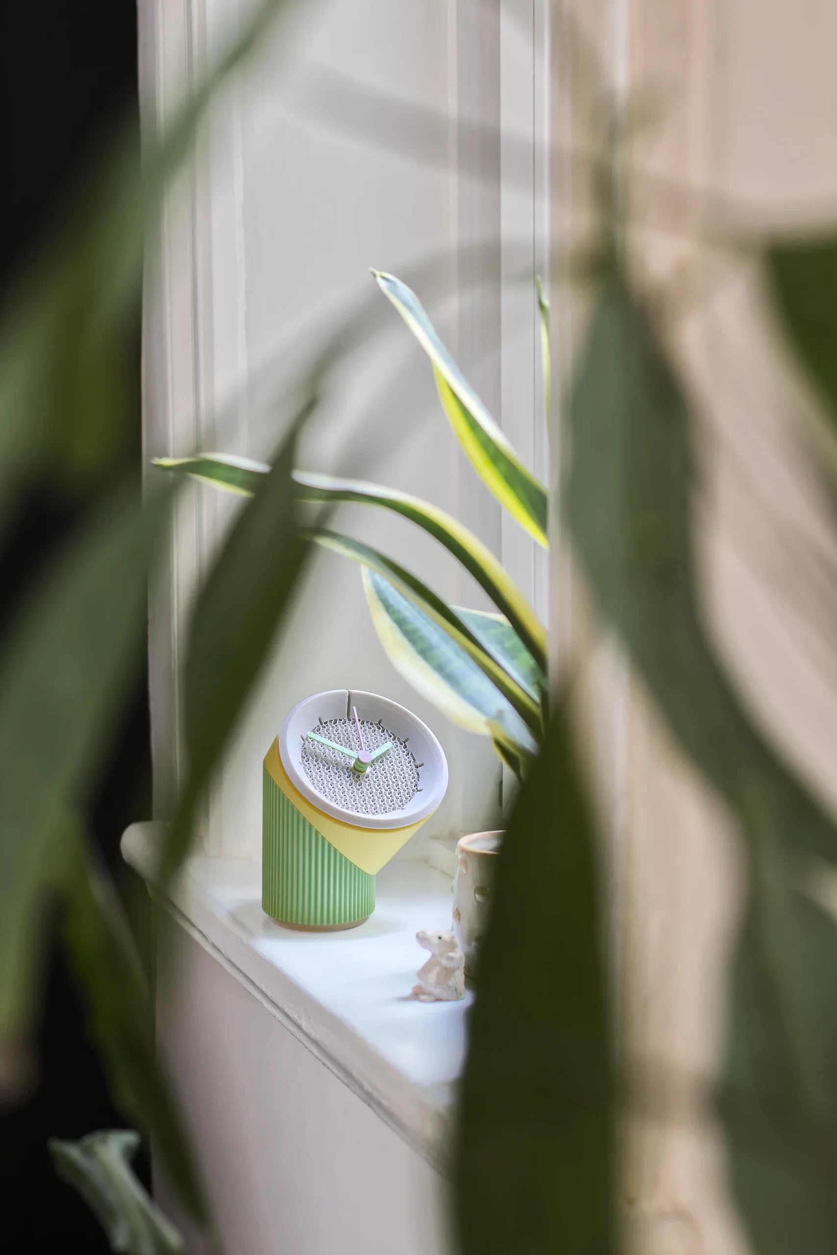 20250713_PIVOT_Uhr_Fenster_lime_04